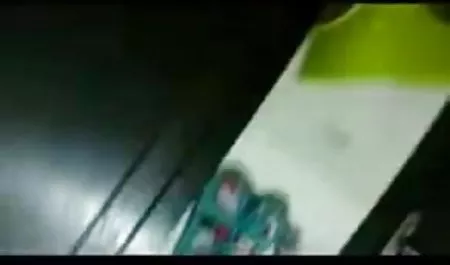 एक पतली पिक्चर वीडियो में सेक्सी फूहड़ डॉर्क की भीड़ की सेवा करेगी
