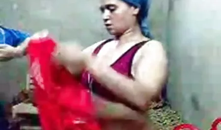 वह हिंदी सेक्सी बीएफ फिल्म पुरुषों को कैसे लुभाती है?