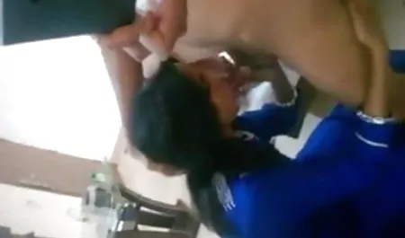 यूरोपीय सौंदर्य काली चटाई में सेक्सी कामसूत्र फिल्म ढंका हुआ