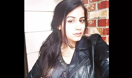 मिल्फ़ अपनी उंगलियों से सेक्सी पिक्चर वीडियो हिंदी उसकी क्लिट को छेड़ना पसंद करता है