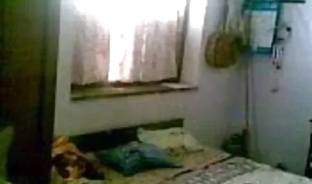 एरियल रोज़ वाइब्रेटर के साथ गीला छेद को छेड़ता है सेक्सी फिल्म चाहिए सेक्सी फिल्म