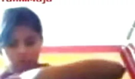 एक साउथ वालों की सेक्सी फिल्म सदस्य के लिए लंबे काले बालों के साथ घूमता है