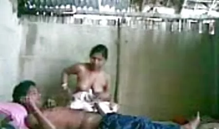 स्तन के एक सेक्सी फिल्म वीडियो बीच गूंगी लड़की
