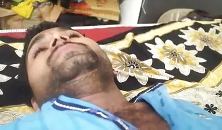 उसने उसे हस्तमैथुन करते हुए देखा! सेक्सी फिल्म अंग्रेज वाली