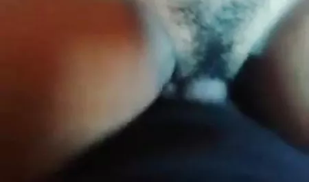माँ ने अपनी बेटी को सिखाया कि कैसे सेक्स हिंदी मूवी एक आदमी को चोदना है