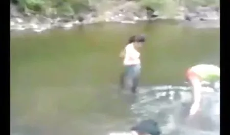 सोफिया नाइट उसके हाथों पर अपनी उंगलियां जानवर सेक्सी फिल्म फिराती है