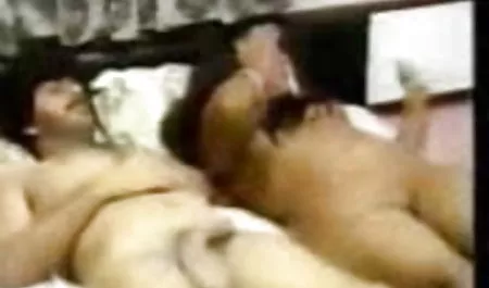 नौसिखिया अभिनेत्री एक गहरी blowjob करने की रानी मुखर्जी सेक्सी फिल्म कोशिश करती है