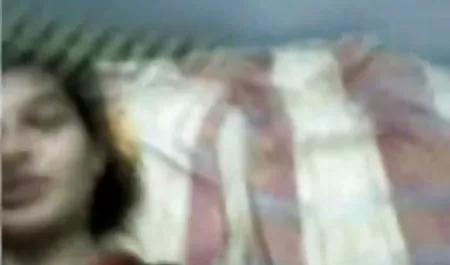 चार्ली चेज़ एक कठिन सेक्सी हीरोइन फिल्म दिन के बाद एक शॉवर लेता है